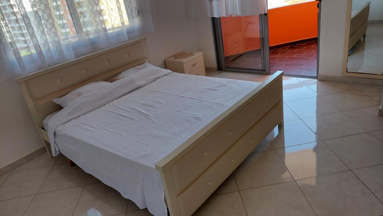 Sweetview 2-Bedroom Apartment With 3 Balcony Seaview Vlorë Esterno foto